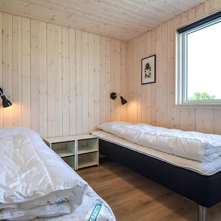 8 Bedroom Beautiful In Dom wakacyjny Grenå