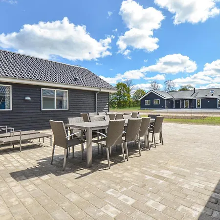 8 Bedroom Beautiful In Dom wakacyjny Grenå
